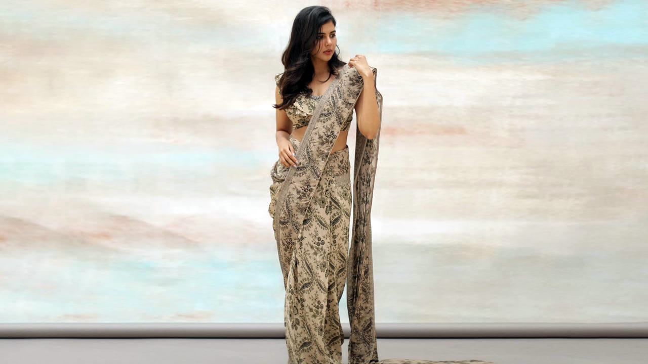 క‌ళ్యాణి ప్రియ‌ద‌ర్శన్.. ప్రముఖ మలయాళ, తెలుగు, హిందీ సినిమా దర్శకుడు ప్రియదర్శన్ కూతురని తెలిసిందే. క‌ళ్యాణి ప్రియ‌ద‌ర్శన్ తెలుగులో అక్కినేని అఖిల్ హీరోగా వ‌చ్చిన హ‌లో సినిమాలో హిరోయిన్‌గా చేసింది. సోషల్ మీడియాలో ఫొటోస్ షేర్ చేసింది