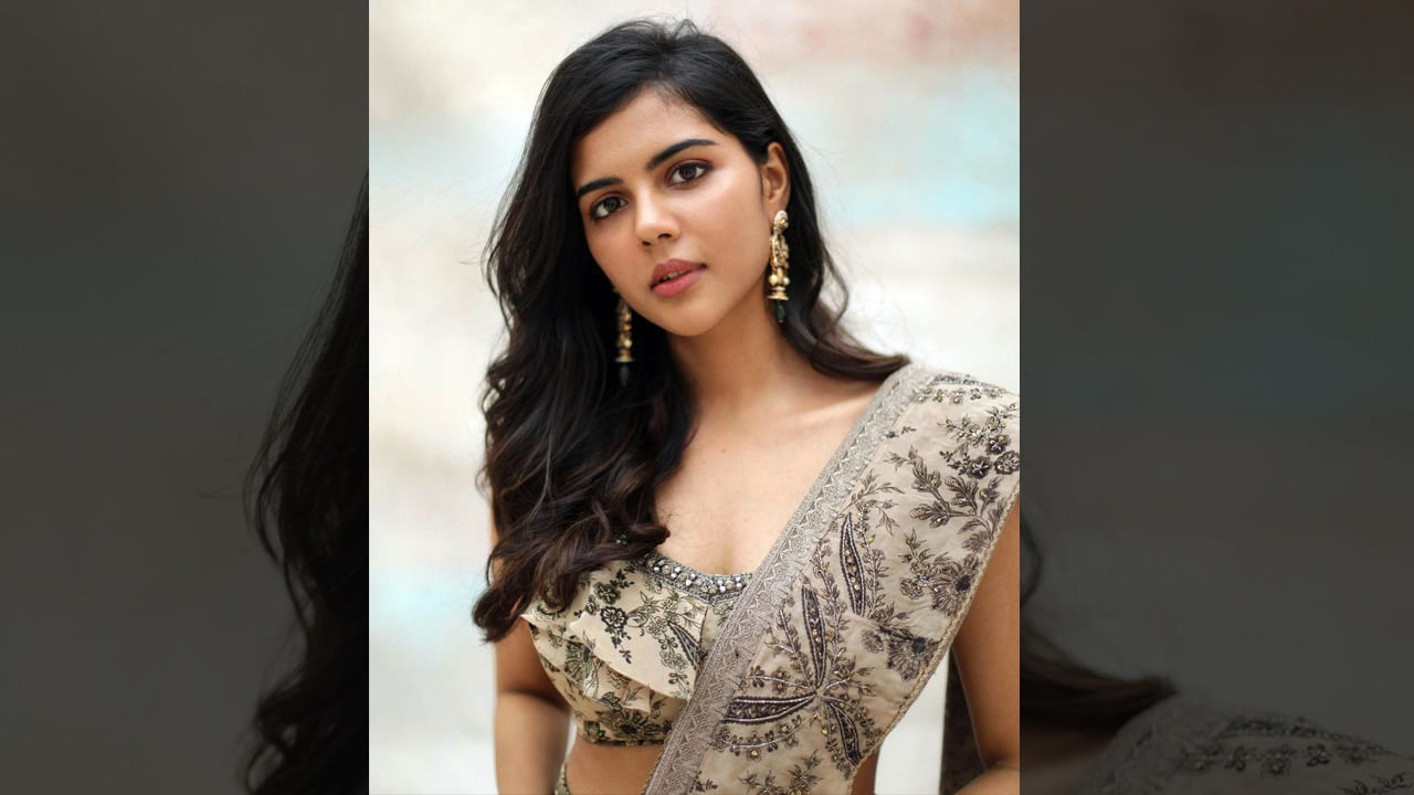 క‌ళ్యాణి ప్రియ‌ద‌ర్శన్.. ప్రముఖ మలయాళ, తెలుగు, హిందీ సినిమా దర్శకుడు ప్రియదర్శన్ కూతురని తెలిసిందే. క‌ళ్యాణి ప్రియ‌ద‌ర్శన్ తెలుగులో అక్కినేని అఖిల్ హీరోగా వ‌చ్చిన హ‌లో సినిమాలో హిరోయిన్‌గా చేసింది. సోషల్ మీడియాలో ఫొటోస్ షేర్ చేసింది