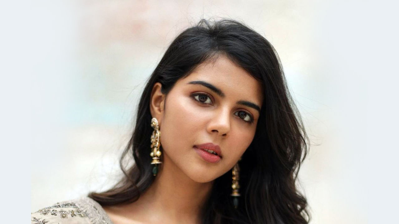 క‌ళ్యాణి ప్రియ‌ద‌ర్శన్.. ప్రముఖ మలయాళ, తెలుగు, హిందీ సినిమా దర్శకుడు ప్రియదర్శన్ కూతురని తెలిసిందే. క‌ళ్యాణి ప్రియ‌ద‌ర్శన్ తెలుగులో అక్కినేని అఖిల్ హీరోగా వ‌చ్చిన హ‌లో సినిమాలో హిరోయిన్‌గా చేసింది. సోషల్ మీడియాలో ఫొటోస్ షేర్ చేసింది