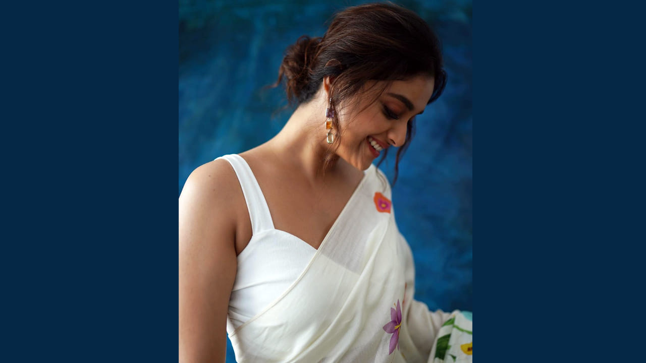 అతి తక్కువ సమయంలో టాలీవుడ్ టాప్ హీరోయిన్లలో ఒకరిగా దూసుకుపోతుంది కీర్తి సురేష్.. తెలుగు చిత్రపరిశ్రమలో తనకంటూ ప్రత్యేక గుర్తింపు తెచ్చుకుంది. నేను శైలజ సినిమాతో టాలీవుడ్‏లోకి ఎంట్రీ ఇచ్చిన కీర్తి సురేష్.ఎప్పుడు ట్రెడిషనల్ గా ఉండే కీర్తి సురేష్ మోడరన్ డ్రస్ లో మెరుస్తుంది అంటున్నారు ఫ్యాన్స్..