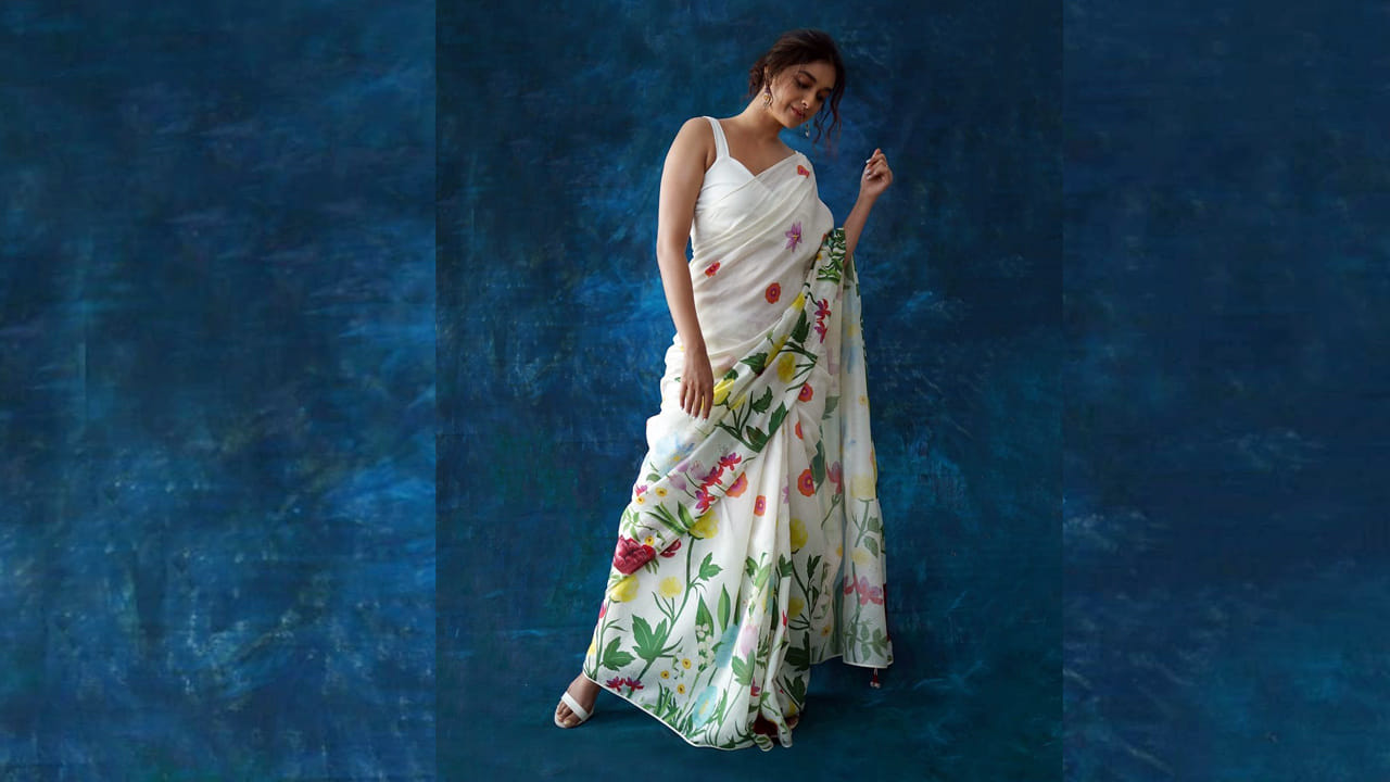 అతి తక్కువ సమయంలో టాలీవుడ్ టాప్ హీరోయిన్లలో ఒకరిగా దూసుకుపోతుంది కీర్తి సురేష్.. తెలుగు చిత్రపరిశ్రమలో తనకంటూ ప్రత్యేక గుర్తింపు తెచ్చుకుంది. నేను శైలజ సినిమాతో టాలీవుడ్‏లోకి ఎంట్రీ ఇచ్చిన కీర్తి సురేష్.ఎప్పుడు ట్రెడిషనల్ గా ఉండే కీర్తి సురేష్ మోడరన్ డ్రస్ లో మెరుస్తుంది అంటున్నారు ఫ్యాన్స్..