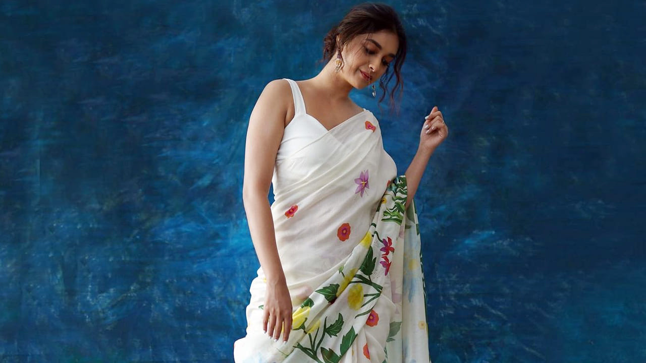 అతి తక్కువ సమయంలో టాలీవుడ్ టాప్ హీరోయిన్లలో ఒకరిగా దూసుకుపోతుంది కీర్తి సురేష్.. తెలుగు చిత్రపరిశ్రమలో తనకంటూ ప్రత్యేక గుర్తింపు తెచ్చుకుంది. నేను శైలజ సినిమాతో టాలీవుడ్‏లోకి ఎంట్రీ ఇచ్చిన కీర్తి సురేష్.ఎప్పుడు ట్రెడిషనల్ గా ఉండే కీర్తి సురేష్ మోడరన్ డ్రస్ లో మెరుస్తుంది అంటున్నారు ఫ్యాన్స్..