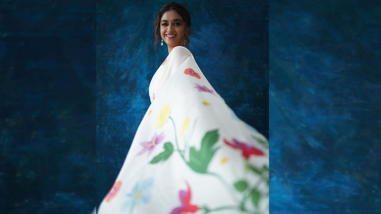 అతి తక్కువ సమయంలో టాలీవుడ్ టాప్ హీరోయిన్లలో ఒకరిగా దూసుకుపోతుంది కీర్తి సురేష్.. తెలుగు చిత్రపరిశ్రమలో తనకంటూ ప్రత్యేక గుర్తింపు తెచ్చుకుంది. నేను శైలజ సినిమాతో టాలీవుడ్‏లోకి ఎంట్రీ ఇచ్చిన కీర్తి సురేష్.ఎప్పుడు ట్రెడిషనల్ గా ఉండే కీర్తి సురేష్ మోడరన్ డ్రస్ లో మెరుస్తుంది అంటున్నారు ఫ్యాన్స్..