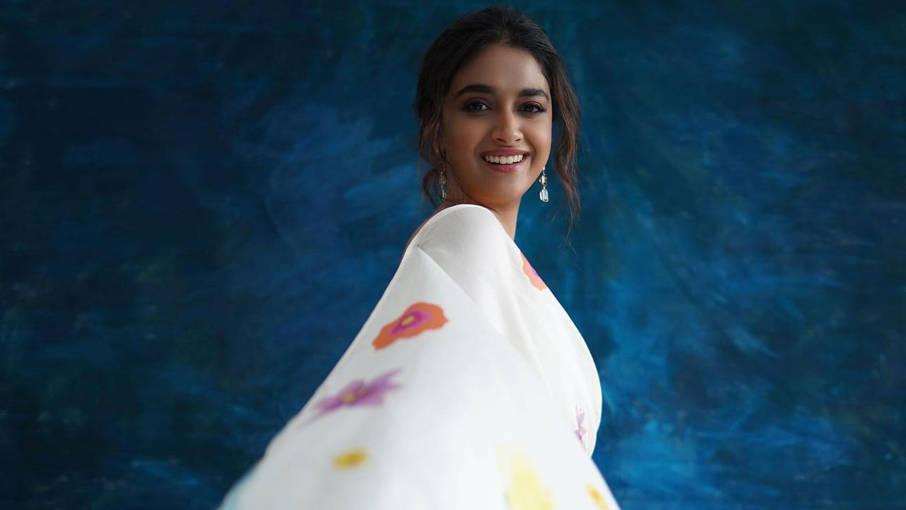 అతి తక్కువ సమయంలో టాలీవుడ్ టాప్ హీరోయిన్లలో ఒకరిగా దూసుకుపోతుంది కీర్తి సురేష్.. తెలుగు చిత్రపరిశ్రమలో తనకంటూ ప్రత్యేక గుర్తింపు తెచ్చుకుంది. నేను శైలజ సినిమాతో టాలీవుడ్‏లోకి ఎంట్రీ ఇచ్చిన కీర్తి సురేష్.ఎప్పుడు ట్రెడిషనల్ గా ఉండే కీర్తి సురేష్ మోడరన్ డ్రస్ లో మెరుస్తుంది అంటున్నారు ఫ్యాన్స్..