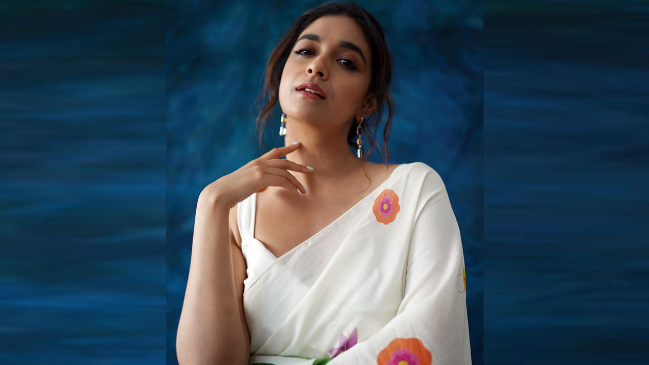 అతి తక్కువ సమయంలో టాలీవుడ్ టాప్ హీరోయిన్లలో ఒకరిగా దూసుకుపోతుంది కీర్తి సురేష్.. తెలుగు చిత్రపరిశ్రమలో తనకంటూ ప్రత్యేక గుర్తింపు తెచ్చుకుంది. నేను శైలజ సినిమాతో టాలీవుడ్‏లోకి ఎంట్రీ ఇచ్చిన కీర్తి సురేష్.ఎప్పుడు ట్రెడిషనల్ గా ఉండే కీర్తి సురేష్ మోడరన్ డ్రస్ లో మెరుస్తుంది అంటున్నారు ఫ్యాన్స్..