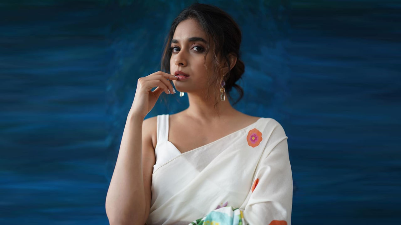 అతి తక్కువ సమయంలో టాలీవుడ్ టాప్ హీరోయిన్లలో ఒకరిగా దూసుకుపోతుంది కీర్తి సురేష్.. తెలుగు చిత్రపరిశ్రమలో తనకంటూ ప్రత్యేక గుర్తింపు తెచ్చుకుంది. నేను శైలజ సినిమాతో టాలీవుడ్‏లోకి ఎంట్రీ ఇచ్చిన కీర్తి సురేష్.ఎప్పుడు ట్రెడిషనల్ గా ఉండే కీర్తి సురేష్ మోడరన్ డ్రస్ లో మెరుస్తుంది అంటున్నారు ఫ్యాన్స్..