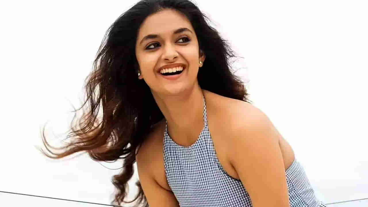 Keerthy Suresh: మేడ మీద ముద్దుగుమ్మ మతి చదరగొట్టే యోగాసనాలు.. చూసి తీరాల్సిందే