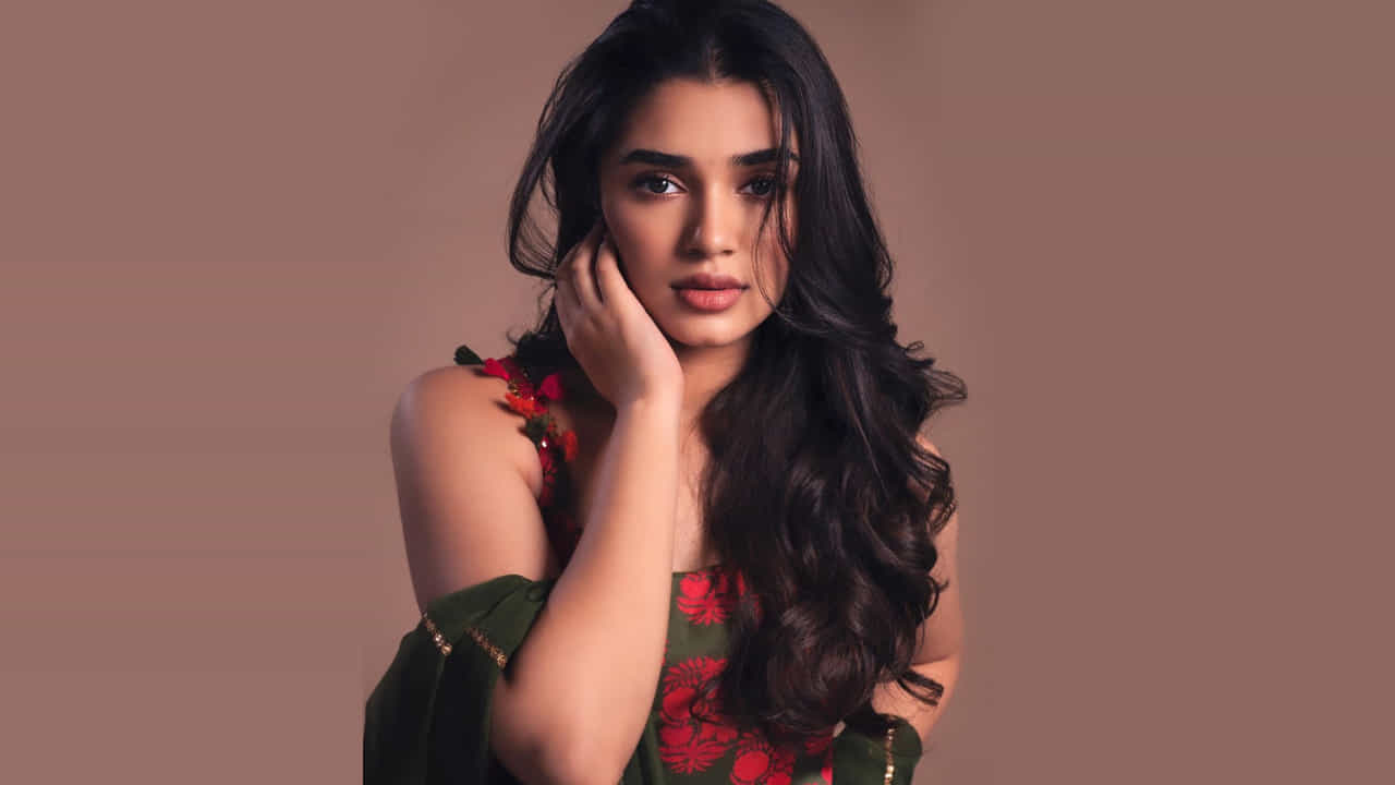 ఉప్పెన సినిమాతో కుర్రకారు కలల రాకుమారిగా మారిపోయింది ఈ బ్యూటీ. ఈ అమ్మడు ఎవరో కాదు అందాల తార కృతిశెట్టి.ఈ అమ్మడి గురించి స్పెషల్ గా చెప్పాల్సిన అవసరం లేదు. ఎప్పుడు సోషల్ మీడియాలో యాక్టీవ్ గా ఈ బ్యూటీ షేర్ చేసిన తాజా ఫొటోస్ కు కుర్రకారును ఉక్కిరిబిక్కిరి అయిపోతున్నారు అనుకోండి.