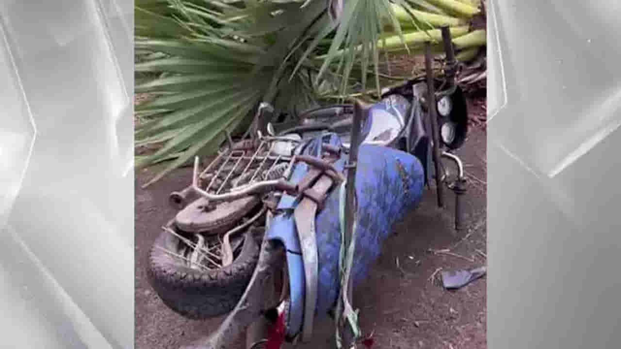 Kakinada: ప్రమాదం ఇలా ముంచుకొస్తుందని ఎవరైనా కనీసం ఊహిస్తారా.. బైక్పై వెళ్తుంటే..