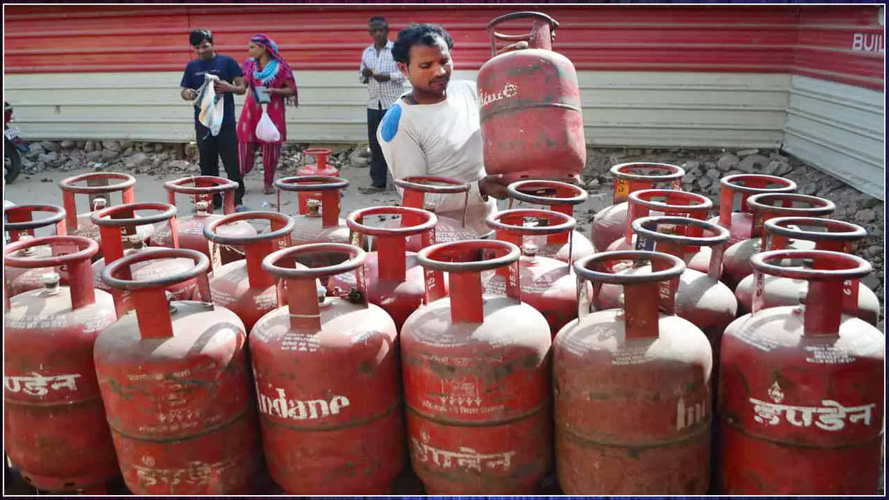 అయితే బీమా పరిహారం పొందడానికి ఒక షరతు ఏమిటంటే ఎల్పీజీ సిలిండర్ ఎవరి పేరు మీద కనెక్ట్ చేయబడిందో వారికి మాత్రమే బీమా డబ్బు వస్తుంది. ఈ బీమాకు నామినీ లేనందున కస్టమర్ కుటుంబంలో మరెవరూ బీమా మొత్తాన్ని లేదా పరిహారం అందుకోరు.