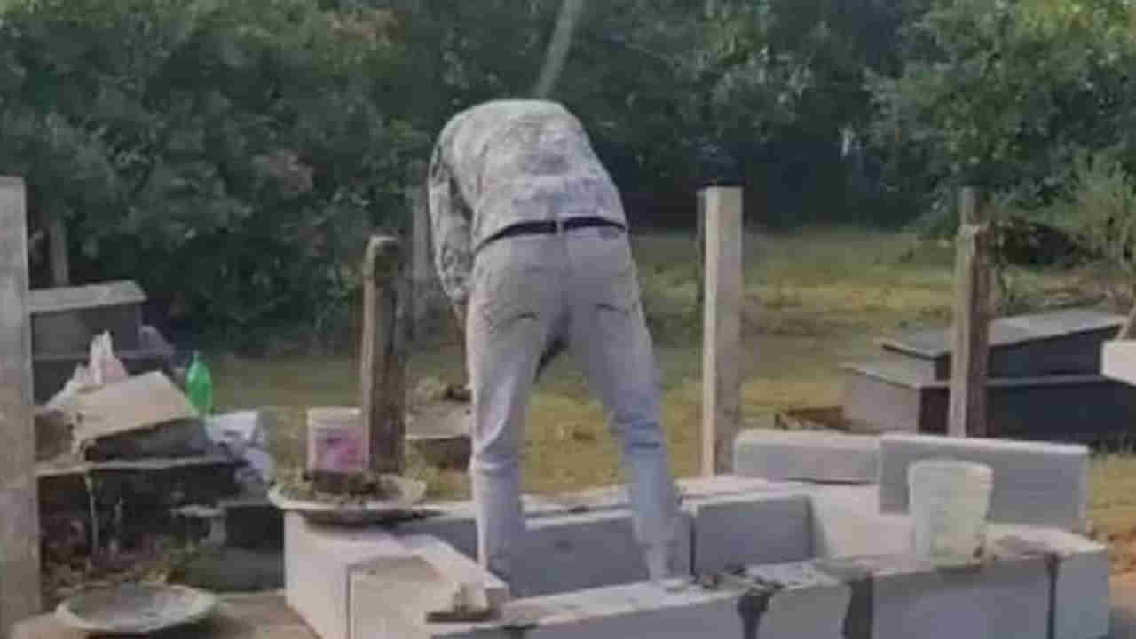 West Godavari: తండ్రి సమాధి తవ్వి పుర్రె బయటకు.. ఆపై ఫోటోలు తీసి