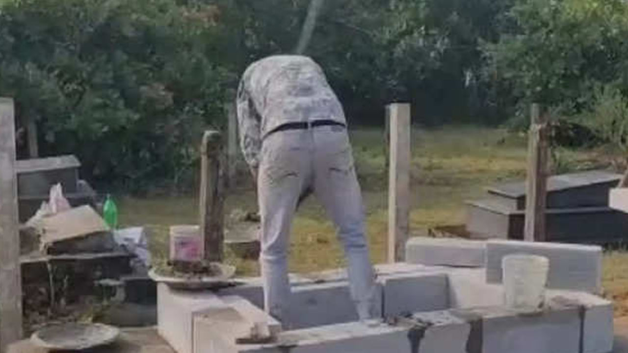 West Godavari: తండ్రి సమాధి తవ్వి పుర్రె బయటకు.. ఆపై ఫోటోలు తీసి