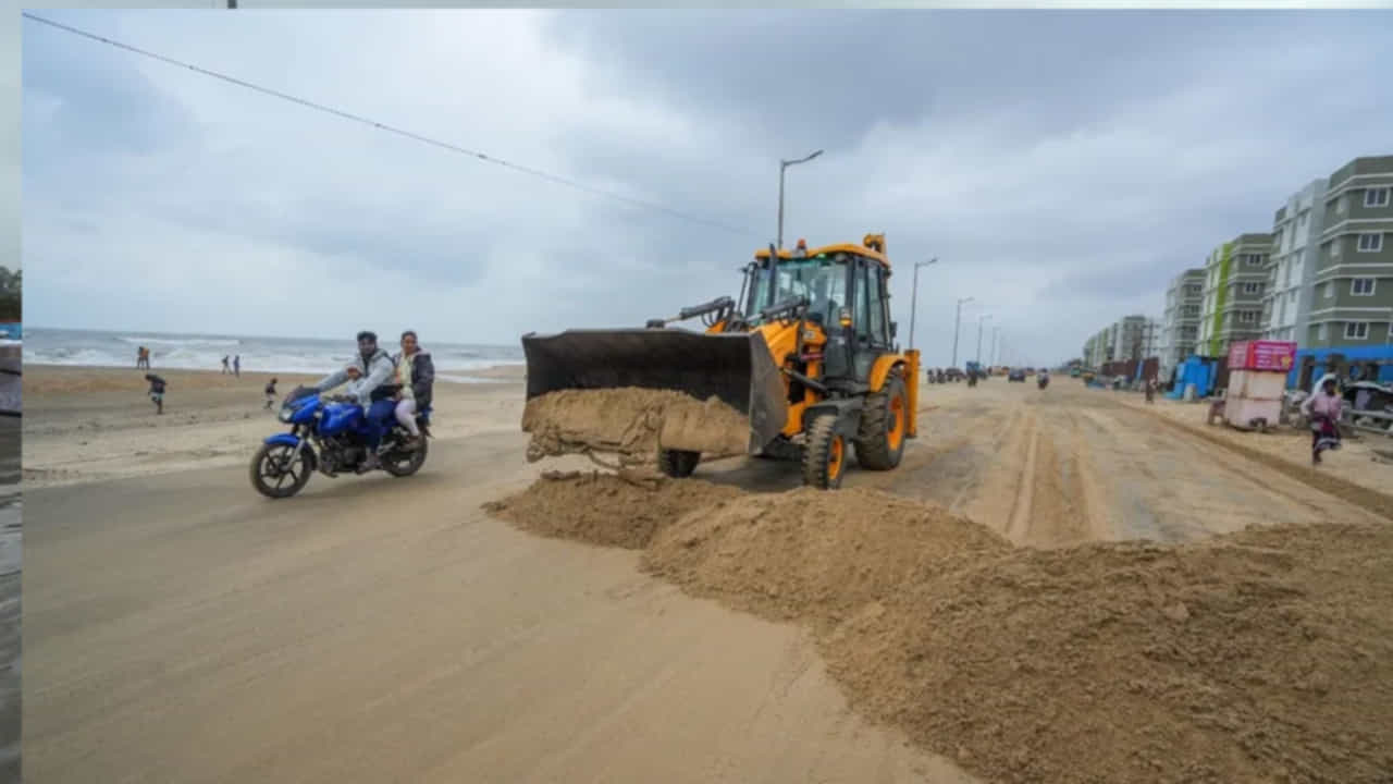 ‘మండూస్’ తుఫాను తీరం దాటిన తర్వాత చెన్నై మున్సిపల్ కార్పొరేషన్ కార్మికులు మెరైన్ సర్వీస్ రోడ్డులో పేరుకున్న ఇసుకను తొలగిస్తున్నారు. మున్సిపల్ కార్పొరేషన్ జేసీబీ సాయంతో రోడ్డును పునరుద్ధరించేందుకు యత్నిస్తోంది.