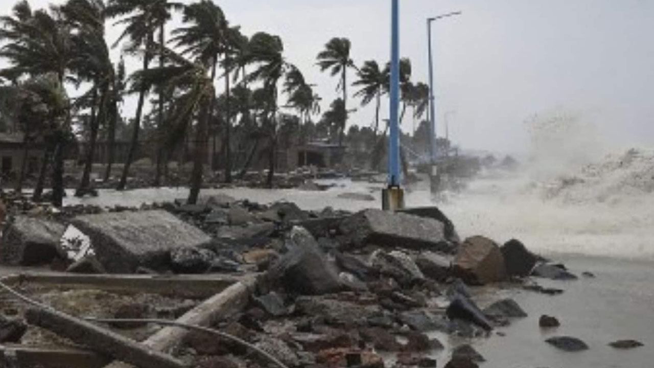 Cyclone Mandous: బీభత్సం సృష్టిస్తున్న మాండూస్.. 10 మీటర్లు ముందుకొచ్చిన సముద్రం..