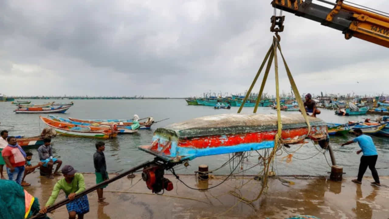 ‘మాండూస్’ తుఫాను తీరం దాటిన తర్వాత మత్స్యకారులు తమ పడవలను మరమ్మతుల కోసం లంగరు వేశారు. 
