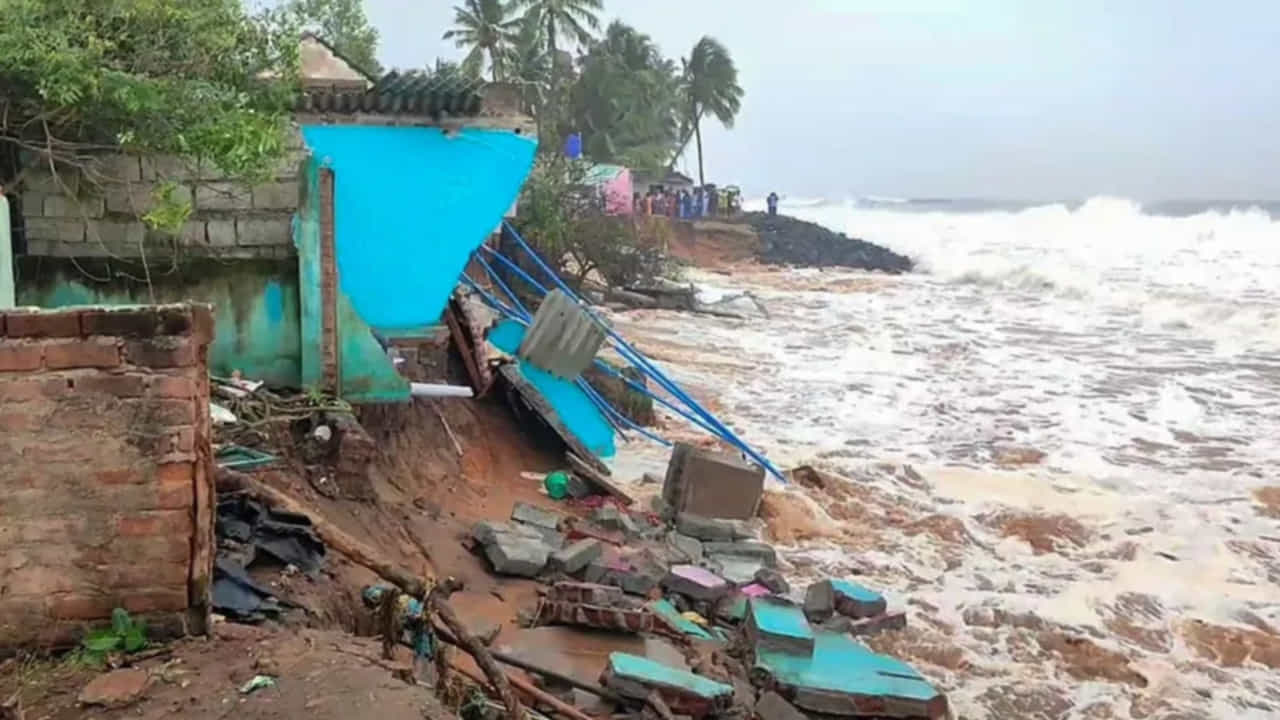 ‘మాండూస్’ ప్రభావం పుదుచ్చేరి, ఆంధ్రప్రదేశ్‌లో కూడా కనిపించింది. పుదుచ్చేరిలో పలు ఇళ్లు ధ్వంసమయ్యాయి. బలమైన నీటి ప్రవాహానికి బీచ్‌లోని పలు ఇళ్లు కొట్టుకుపోయాయని స్థానికులు చెబుతున్నారు.