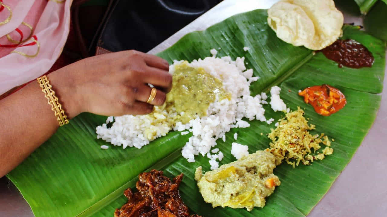 ఎందుకంటే ఎక్కువగా భోజనం తింటే అది రాత్రి వేళ సరిగ్గా జీర్ణం కాదు. దీని వలన రాత్రిపూట నిద్ర లేకపోవడం, ఆందోళన కలుగుతాయి. ప్రతి ఒక్కరూ భోజనం చేసిన తర్వాత కనీసం 20 నుంచి 25 నిమిషాలు నడవాలి. కానీ రాత్రి భోజనం చేసిన వెంటనే నిద్రపోతారు. దాని వల్ల అనేక సమస్యలు వస్తాయి.