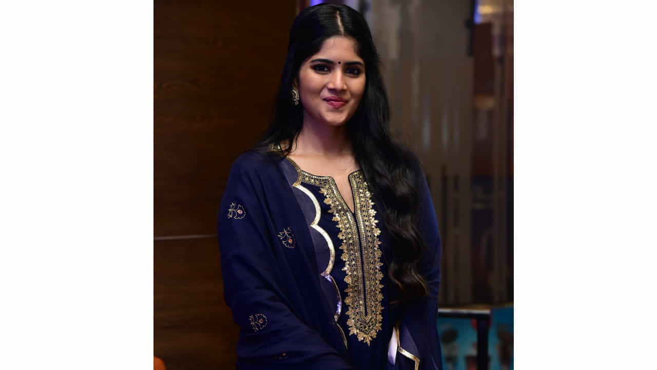 టాలీవుడ్ యంగ్ బ్యూటీ మేఘా ఆకాష్, ప్రస్తుతం చాలా సెలెక్టివ్‌గా సినిమాలు చేస్తోంది. అటు హీరోయిన్‌గా అవకాశాలు కొల్లగొడుతూనే, ఇతర సినిమాల్లోనూ ప్రాముఖ్యత ఉన్న పాత్రల్లో నటించేందుకు సిద్ధమవుతోంది. తాజాగా ‘ఓం శ్రీ కనకదుర్గ’ అనే సినిమాలో నటిస్తున్న మేఘ ఆకాష్, ఆ సినిమా ఓపెనింగ్‌లో ఇలా చీరకట్టులో దర్శనమిచ్చి వావ్ అనిపించింది
