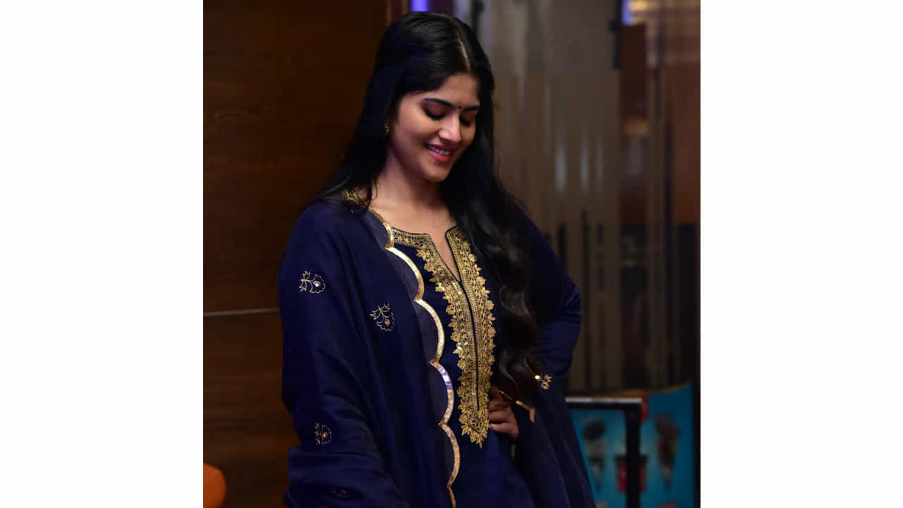 టాలీవుడ్ యంగ్ బ్యూటీ మేఘా ఆకాష్, ప్రస్తుతం చాలా సెలెక్టివ్‌గా సినిమాలు చేస్తోంది. అటు హీరోయిన్‌గా అవకాశాలు కొల్లగొడుతూనే, ఇతర సినిమాల్లోనూ ప్రాముఖ్యత ఉన్న పాత్రల్లో నటించేందుకు సిద్ధమవుతోంది. తాజాగా ‘ఓం శ్రీ కనకదుర్గ’ అనే సినిమాలో నటిస్తున్న మేఘ ఆకాష్, ఆ సినిమా ఓపెనింగ్‌లో ఇలా చీరకట్టులో దర్శనమిచ్చి వావ్ అనిపించింది
