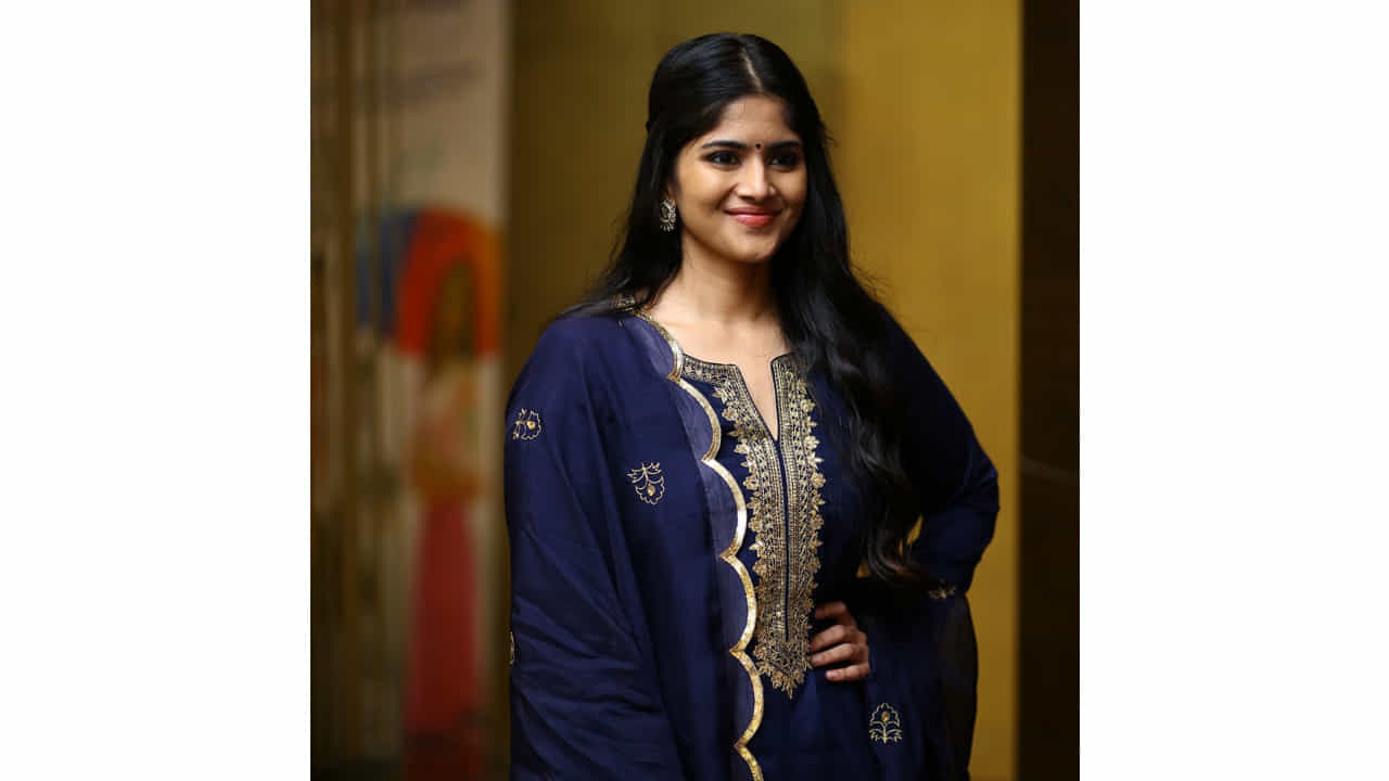 టాలీవుడ్ యంగ్ బ్యూటీ మేఘా ఆకాష్, ప్రస్తుతం చాలా సెలెక్టివ్‌గా సినిమాలు చేస్తోంది. అటు హీరోయిన్‌గా అవకాశాలు కొల్లగొడుతూనే, ఇతర సినిమాల్లోనూ ప్రాముఖ్యత ఉన్న పాత్రల్లో నటించేందుకు సిద్ధమవుతోంది. తాజాగా ‘ఓం శ్రీ కనకదుర్గ’ అనే సినిమాలో నటిస్తున్న మేఘ ఆకాష్, ఆ సినిమా ఓపెనింగ్‌లో ఇలా చీరకట్టులో దర్శనమిచ్చి వావ్ అనిపించింది
