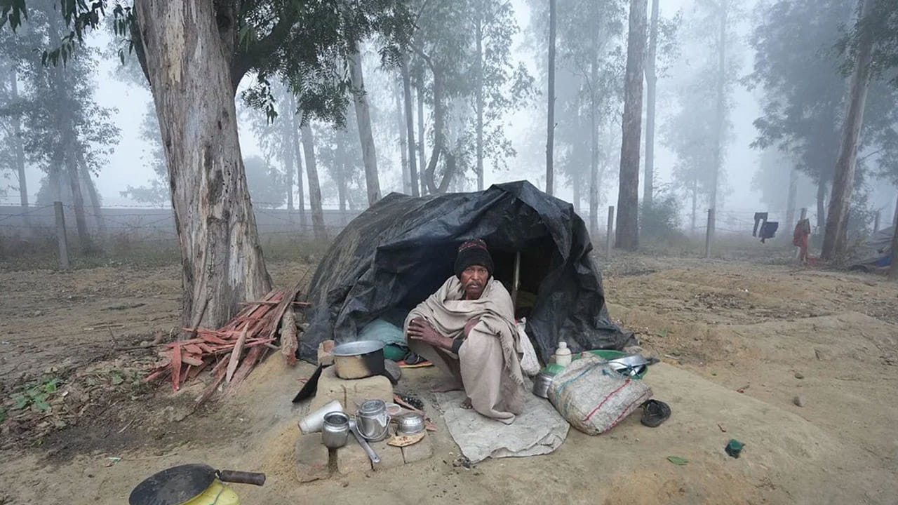 ఉత్తరప్రదేశ్‌లోని గౌతమ్ బుద్ధ నగర్, మరిపట్ సమీపంలోని రైల్వే స్టేషన్‌లో శీతాకాలపు ప్రారంభ పొగమంచు మధ్య కనిపించిన వలస కూలీల దృశ్యాలు ఇక్కడ ఉన్నాయి.
