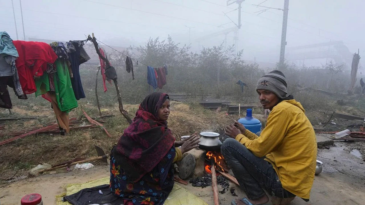 ఈ చల్లని ఉదయాన్ని తమ దైనందిన జీవితాన్ని గడిపే వలస కార్మికులు. జీవనోపాధి కోసం వివిధ నగరాలకు వెళ్తున్నారు.
