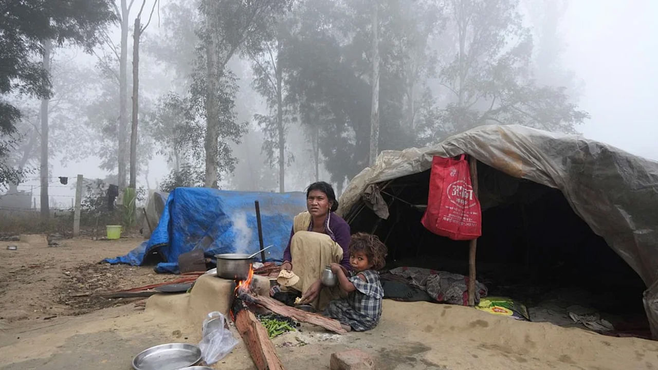 చలికాలపు ఉదయం పొగమంచు మధ్య తన చిన్న పాపతో కూర్చున్న తల్లి ఫోటో హృదయాన్ని హత్తుకుంటుంది