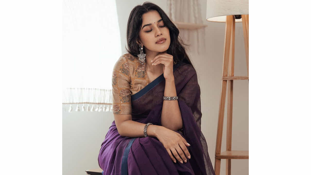 మృణాళిని రవి... సోషల్ మీడియాలో డబ్స్మాష్తో వీడియోలు చేసి.. రాత్రికి రాత్రే సెలబ్రిటీ స్టేటస్ అందుకుంటున్నది ఈ తమిళ భామ. తమిళ నాడుకు చెందిన మృణాళిని సోషల్ మీడియాలో వీడియోలను పోస్ట్ చేస్తూ.. తమిళ నాట ఫుల్ పాపులారిటీ సంపాదించింది. ప్రస్తుతం పలు చిత్రాలతో ఈ నటి బిజీగా ఉంది.
