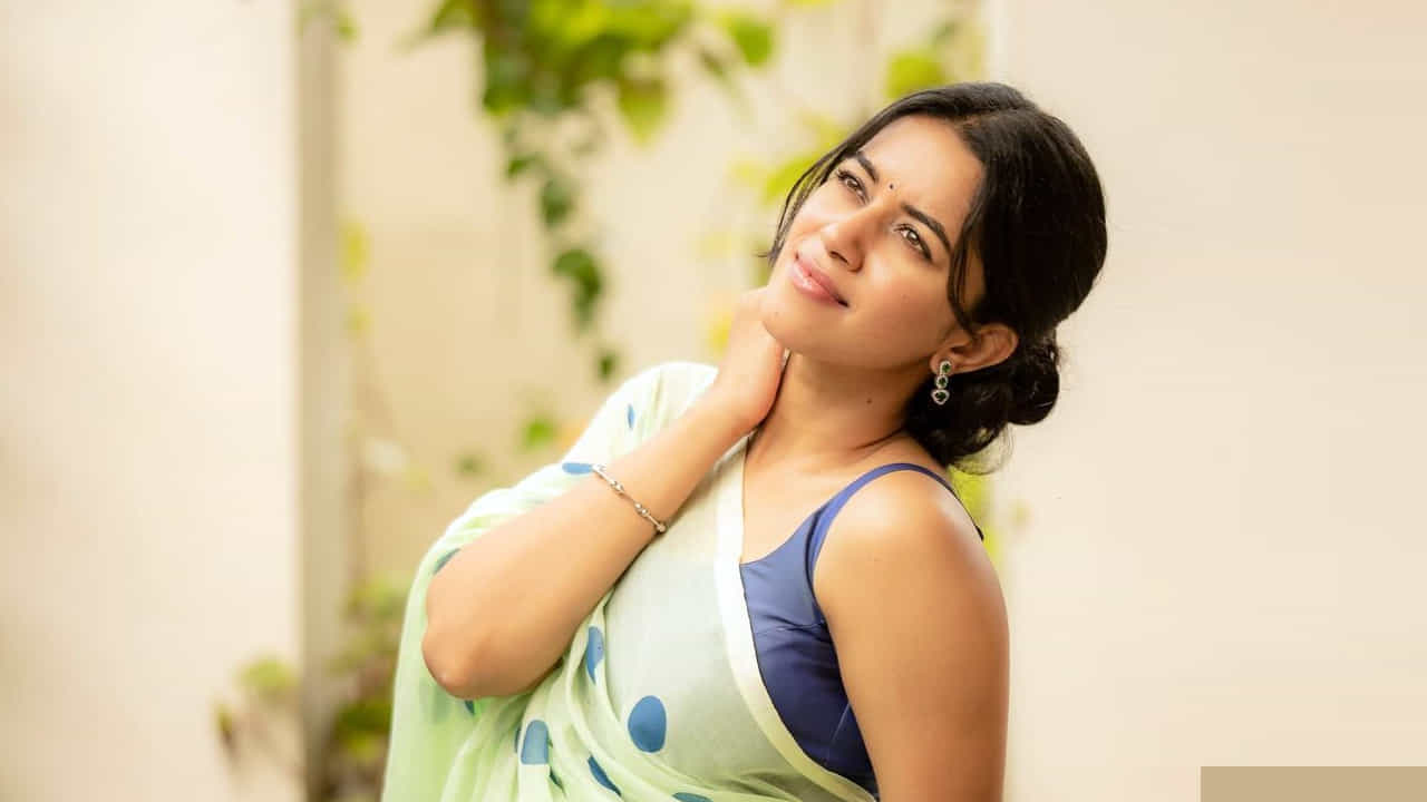 మృణాళిని రవి.. సోషల్ మీడియాలో డబ్స్మాష్తో వీడియోలు చేసి.. రాత్రికి రాత్రే సెలబ్రిటీ స్టేటస్ అందుకుంటున్నది ఈ తమిళ భామ. తమిళ నాడుకు చెందిన మృణాళిని.తమిళ నాట ఫుల్ పాపులారిటీ సంపాదించింది. తాజాగా మృణాళిని రవి బ్యూటీఫుల్ ఫోటోస్ సోషల్ మీడియాలో ఎట్ట్రాక్ట్ చేస్తున్నాయ్.