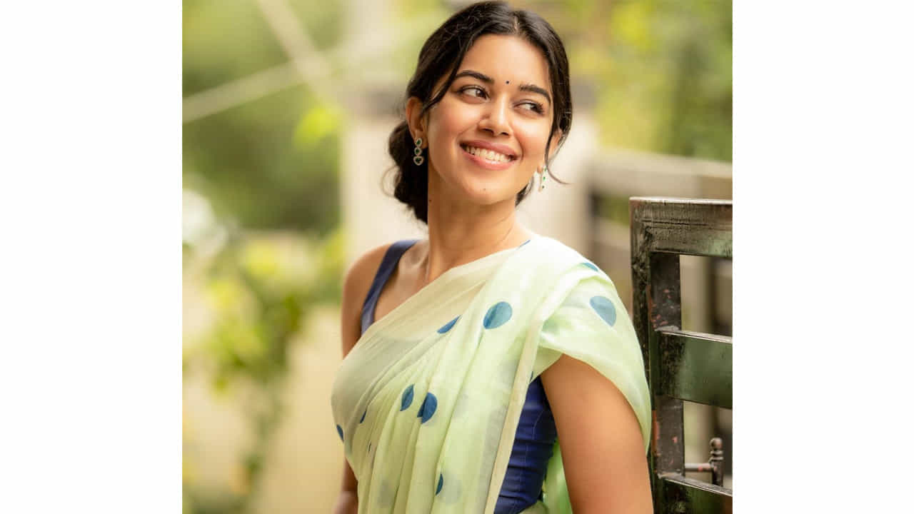 మృణాళిని రవి... సోషల్ మీడియాలో డబ్స్మాష్తో వీడియోలు చేసి.. రాత్రికి రాత్రే సెలబ్రిటీ స్టేటస్ అందుకుంటున్నది ఈ తమిళ భామ. తమిళ నాడుకు చెందిన మృణాళిని సోషల్ మీడియాలో వీడియోలను పోస్ట్ చేస్తూ.. తమిళ నాట ఫుల్ పాపులారిటీ సంపాదించింది. ప్రస్తుతం పలు చిత్రాలతో ఈ నటి బిజీగా ఉంది.