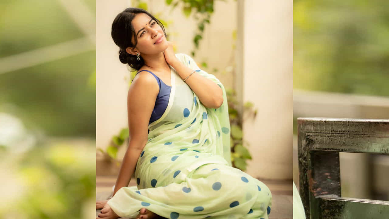 మృణాళిని రవి.. సోషల్ మీడియాలో డబ్స్మాష్తో వీడియోలు చేసి.. రాత్రికి రాత్రే సెలబ్రిటీ స్టేటస్ అందుకుంటున్నది ఈ తమిళ భామ. తమిళ నాడుకు చెందిన మృణాళిని.తమిళ నాట ఫుల్ పాపులారిటీ సంపాదించింది. తాజాగా మృణాళిని రవి బ్యూటీఫుల్ ఫోటోస్ సోషల్ మీడియాలో ఎట్ట్రాక్ట్ చేస్తున్నాయ్.