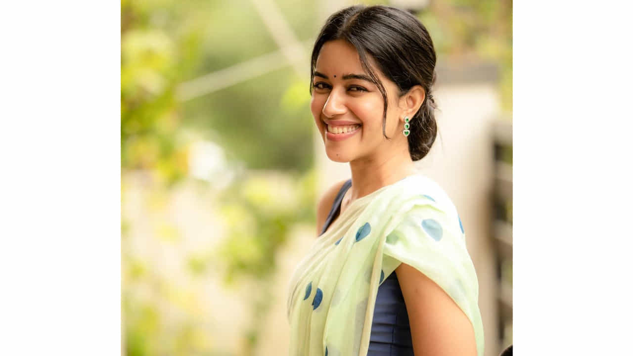మృణాళిని రవి... సోషల్ మీడియాలో డబ్స్మాష్తో వీడియోలు చేసి.. రాత్రికి రాత్రే సెలబ్రిటీ స్టేటస్ అందుకుంటున్నది ఈ తమిళ భామ. తమిళ నాడుకు చెందిన మృణాళిని సోషల్ మీడియాలో వీడియోలను పోస్ట్ చేస్తూ.. తమిళ నాట ఫుల్ పాపులారిటీ సంపాదించింది. ప్రస్తుతం పలు చిత్రాలతో ఈ నటి బిజీగా ఉంది.