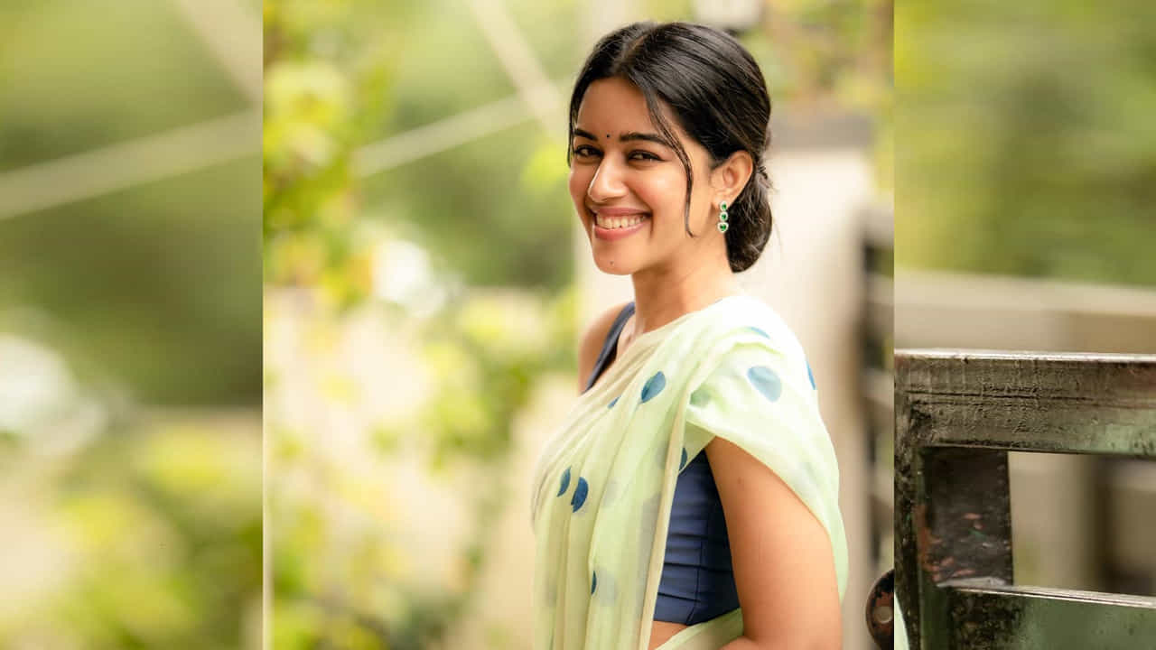మృణాళిని రవి.. సోషల్ మీడియాలో డబ్స్మాష్తో వీడియోలు చేసి.. రాత్రికి రాత్రే సెలబ్రిటీ స్టేటస్ అందుకుంటున్నది ఈ తమిళ భామ. తమిళ నాడుకు చెందిన మృణాళిని.తమిళ నాట ఫుల్ పాపులారిటీ సంపాదించింది. తాజాగా మృణాళిని రవి బ్యూటీఫుల్ ఫోటోస్ సోషల్ మీడియాలో ఎట్ట్రాక్ట్ చేస్తున్నాయ్.