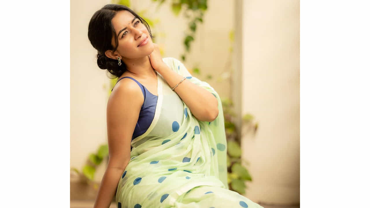 మృణాళిని రవి... సోషల్ మీడియాలో డబ్స్మాష్తో వీడియోలు చేసి.. రాత్రికి రాత్రే సెలబ్రిటీ స్టేటస్ అందుకుంటున్నది ఈ తమిళ భామ. తమిళ నాడుకు చెందిన మృణాళిని సోషల్ మీడియాలో వీడియోలను పోస్ట్ చేస్తూ.. తమిళ నాట ఫుల్ పాపులారిటీ సంపాదించింది. ప్రస్తుతం పలు చిత్రాలతో ఈ నటి బిజీగా ఉంది.