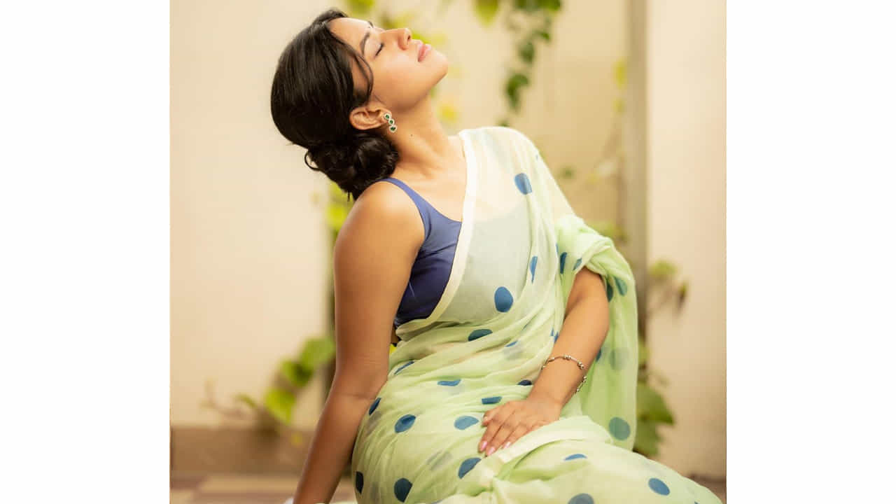 మృణాళిని రవి... సోషల్ మీడియాలో డబ్స్మాష్తో వీడియోలు చేసి.. రాత్రికి రాత్రే సెలబ్రిటీ స్టేటస్ అందుకుంటున్నది ఈ తమిళ భామ. తమిళ నాడుకు చెందిన మృణాళిని సోషల్ మీడియాలో వీడియోలను పోస్ట్ చేస్తూ.. తమిళ నాట ఫుల్ పాపులారిటీ సంపాదించింది. ప్రస్తుతం పలు చిత్రాలతో ఈ నటి బిజీగా ఉంది.