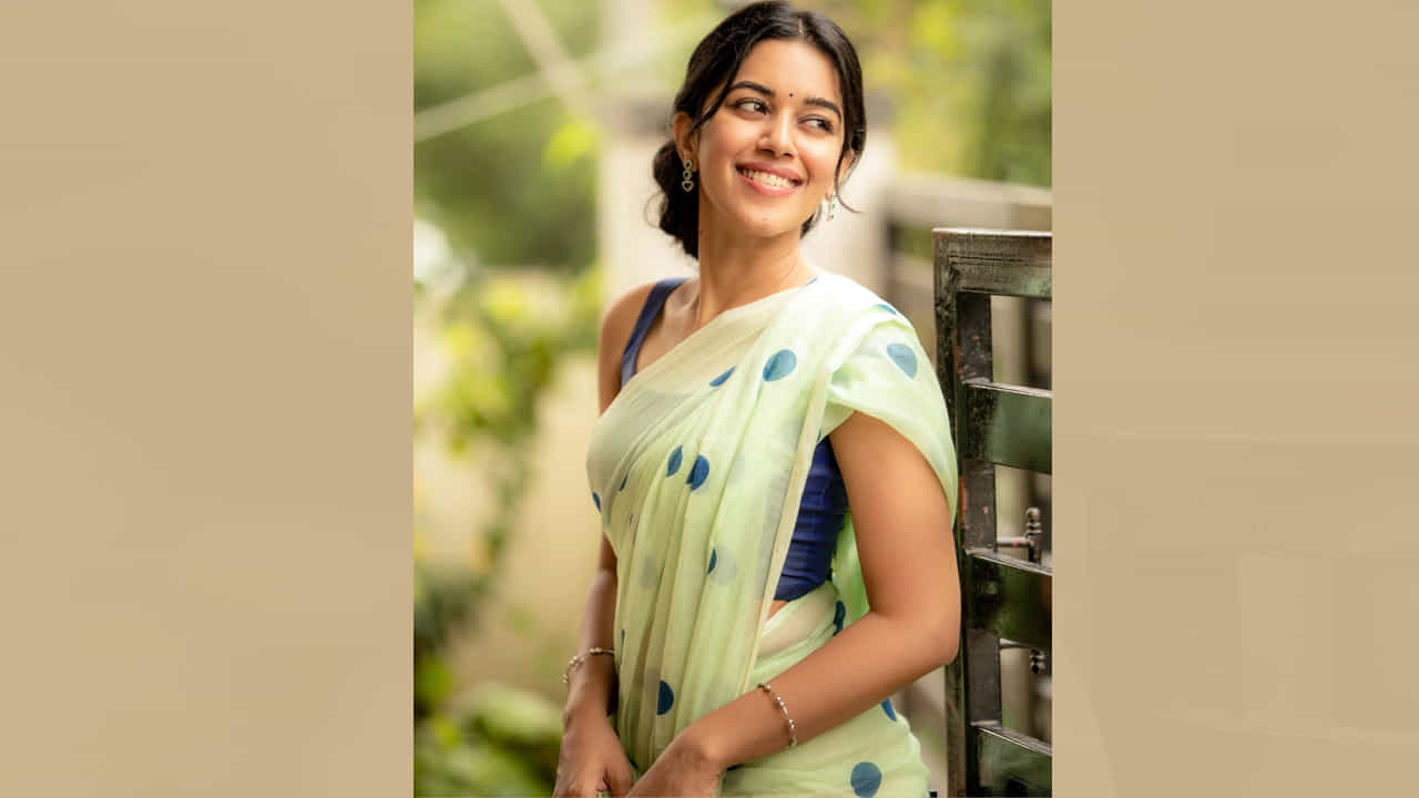 మృణాళిని రవి.. సోషల్ మీడియాలో డబ్స్మాష్తో వీడియోలు చేసి.. రాత్రికి రాత్రే సెలబ్రిటీ స్టేటస్ అందుకుంటున్నది ఈ తమిళ భామ. తమిళ నాడుకు చెందిన మృణాళిని.తమిళ నాట ఫుల్ పాపులారిటీ సంపాదించింది. తాజాగా మృణాళిని రవి బ్యూటీఫుల్ ఫోటోస్ సోషల్ మీడియాలో ఎట్ట్రాక్ట్ చేస్తున్నాయ్.