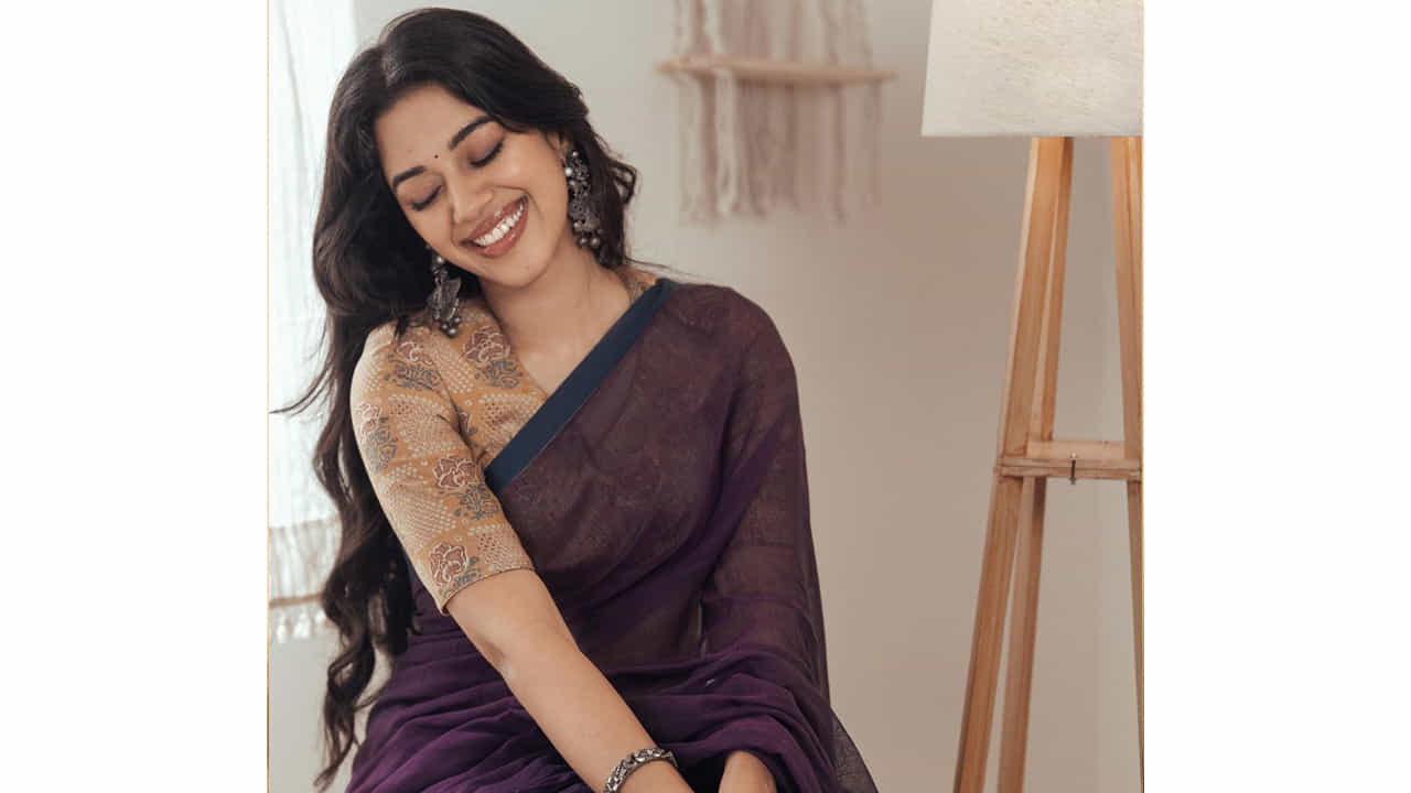 మృణాళిని రవి... సోషల్ మీడియాలో డబ్స్మాష్తో వీడియోలు చేసి.. రాత్రికి రాత్రే సెలబ్రిటీ స్టేటస్ అందుకుంటున్నది ఈ తమిళ భామ. తమిళ నాడుకు చెందిన మృణాళిని సోషల్ మీడియాలో వీడియోలను పోస్ట్ చేస్తూ.. తమిళ నాట ఫుల్ పాపులారిటీ సంపాదించింది. ప్రస్తుతం పలు చిత్రాలతో ఈ నటి బిజీగా ఉంది.