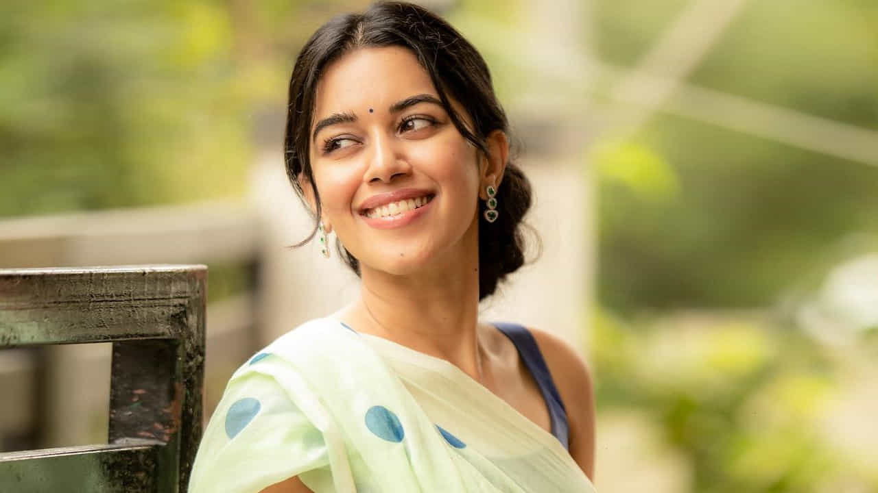 మృణాళిని రవి.. సోషల్ మీడియాలో డబ్స్మాష్తో వీడియోలు చేసి.. రాత్రికి రాత్రే సెలబ్రిటీ స్టేటస్ అందుకుంటున్నది ఈ తమిళ భామ. తమిళ నాడుకు చెందిన మృణాళిని.తమిళ నాట ఫుల్ పాపులారిటీ సంపాదించింది. తాజాగా మృణాళిని రవి బ్యూటీఫుల్ ఫోటోస్ సోషల్ మీడియాలో ఎట్ట్రాక్ట్ చేస్తున్నాయ్.
