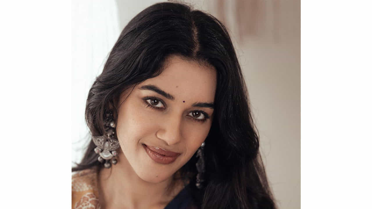 మృణాళిని రవి... సోషల్ మీడియాలో డబ్స్మాష్తో వీడియోలు చేసి.. రాత్రికి రాత్రే సెలబ్రిటీ స్టేటస్ అందుకుంటున్నది ఈ తమిళ భామ. తమిళ నాడుకు చెందిన మృణాళిని సోషల్ మీడియాలో వీడియోలను పోస్ట్ చేస్తూ.. తమిళ నాట ఫుల్ పాపులారిటీ సంపాదించింది. ప్రస్తుతం పలు చిత్రాలతో ఈ నటి బిజీగా ఉంది.