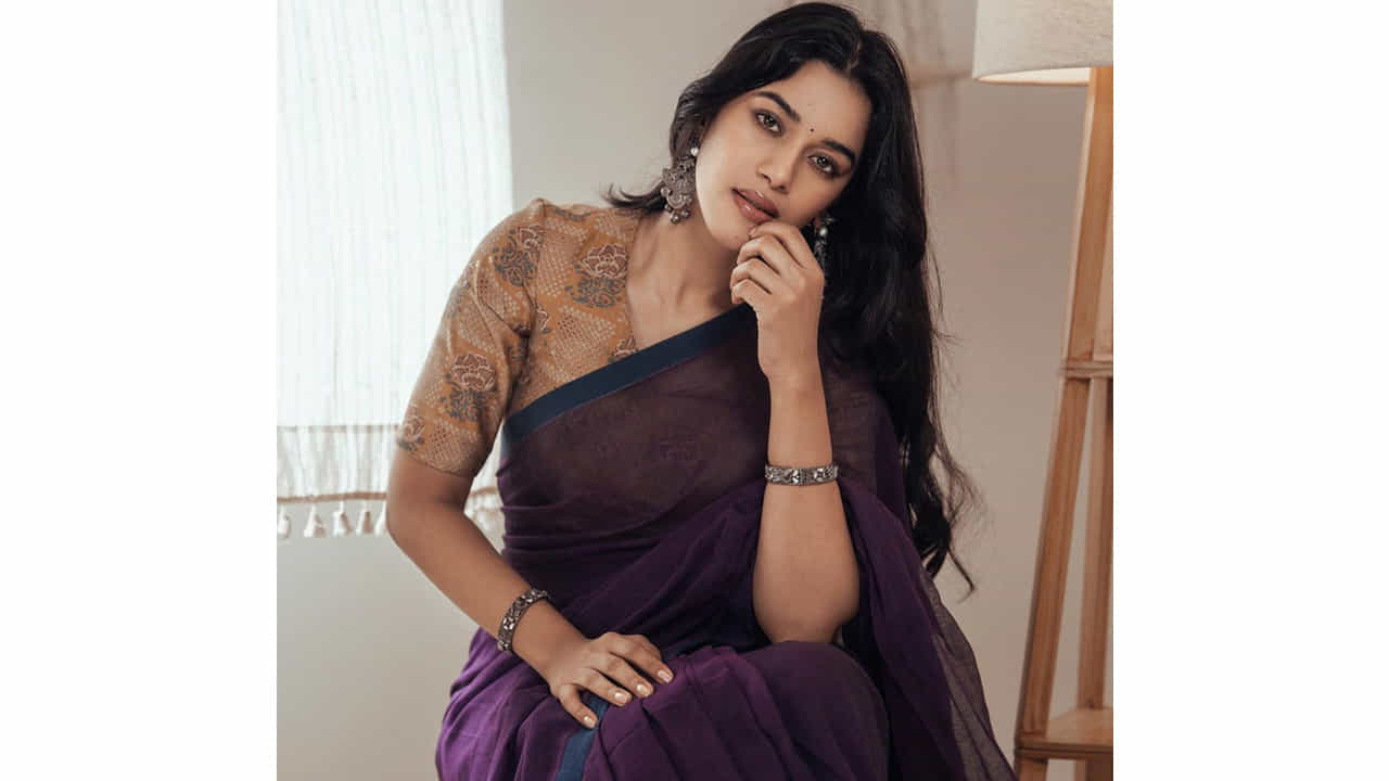 మృణాళిని రవి... సోషల్ మీడియాలో డబ్స్మాష్తో వీడియోలు చేసి.. రాత్రికి రాత్రే సెలబ్రిటీ స్టేటస్ అందుకుంటున్నది ఈ తమిళ భామ. తమిళ నాడుకు చెందిన మృణాళిని సోషల్ మీడియాలో వీడియోలను పోస్ట్ చేస్తూ.. తమిళ నాట ఫుల్ పాపులారిటీ సంపాదించింది. ప్రస్తుతం పలు చిత్రాలతో ఈ నటి బిజీగా ఉంది.