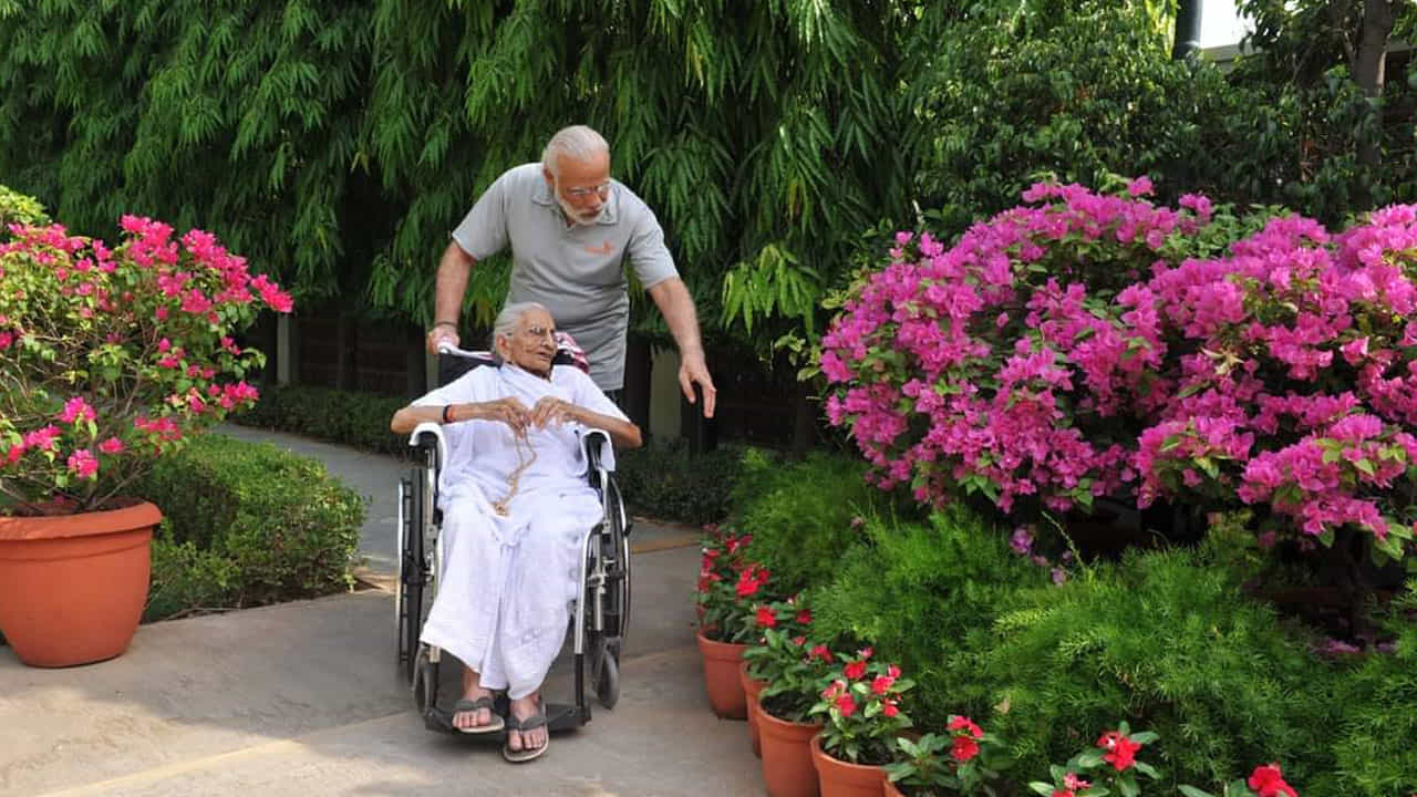 తన వద్దకు వచ్చి ఉండాలని ప్రధానమంత్రి నరేంద్రమోదీ.. తన తల్లిని ఎన్నోసార్లు కోరినప్పటికి ఆమె సున్నితంగా తిరస్కరించారు. అయితే అహ్మదాబాద్‌ వెళ్లిన చాలా సందర్భాల్లో హీరాబెన్‌ కలవడానికి ప్రాధాన్యమిచ్చేవారు. ఓసారి ఆయన గుజరాత్‌ వెళ్లినప్పుడు.. ఆమె తల్లితో కొంత సమయం గడపడంతో పాటు.. ఆమె వీల్‌చైర్‌లో ఉండగా.. ప్రధాని మోదీ వీల్‌చైర్ తోసుకుంటూ.. ముచ్చటించిన ఘటనలు ఉన్నాయి.