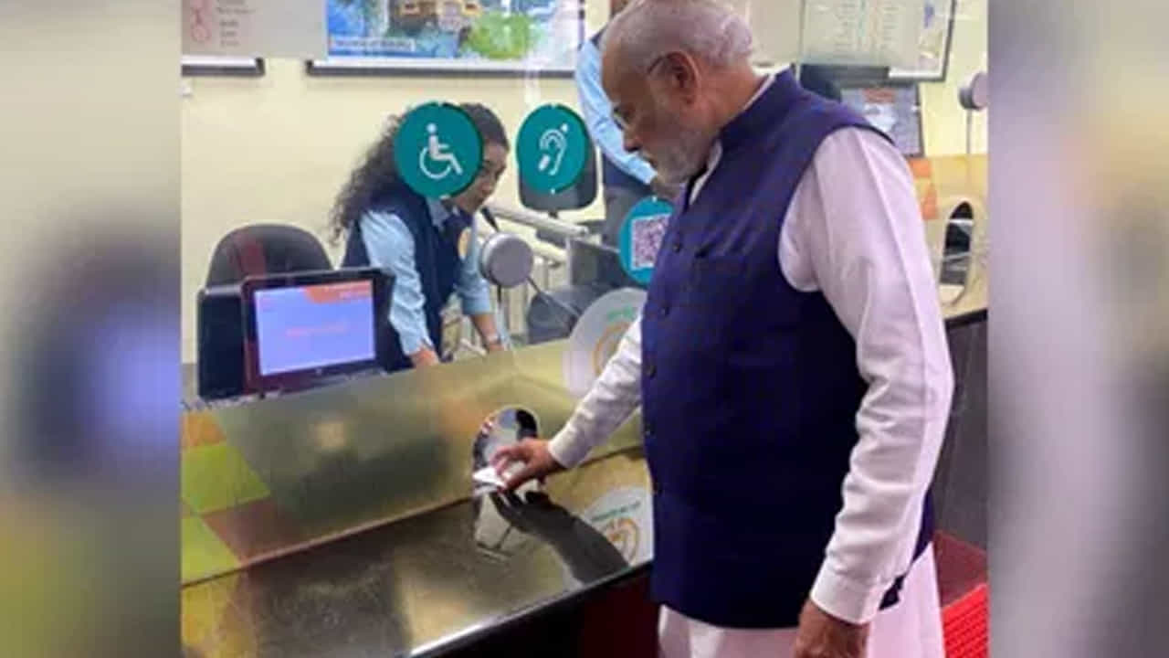 Modi నాగ్పూర్ పర్యటనలో భాగంగా ప్రధాని నరేంద్రమోదీ మొత్తం రూ. 75,000 కోట్ల విలువైన ప్రాజెక్టులకు శంకుస్థాపన చేశారు. ట్రోతో పాటు, నాగ్పూర్ రైల్వే స్టేషన్లో నాగ్పూర్ మరియు బిలాస్పూర్ మధ్య వందే భారత్ ఎక్స్ప్రెస్ రైలును కూడా ప్రధానమంత్రి జెండా ఊపి ప్రారంభించారు. ఈ సందర్భంగా మోదీ స్వయంగా టికెట్ కొనుగోలు చేసి మెట్రోలో ప్రయాణించారు.