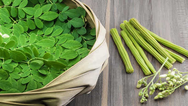 Moringa Leaves Benefits: మీ చుట్టుపక్కలే పెరుగుతున్న ఈ మొక్క ఆరోగ్య సమస్యలకు ఔషధాల నిధి.. పువ్వులు, కాయలు, ఆకులు అన్నీ అద్భుతమే..