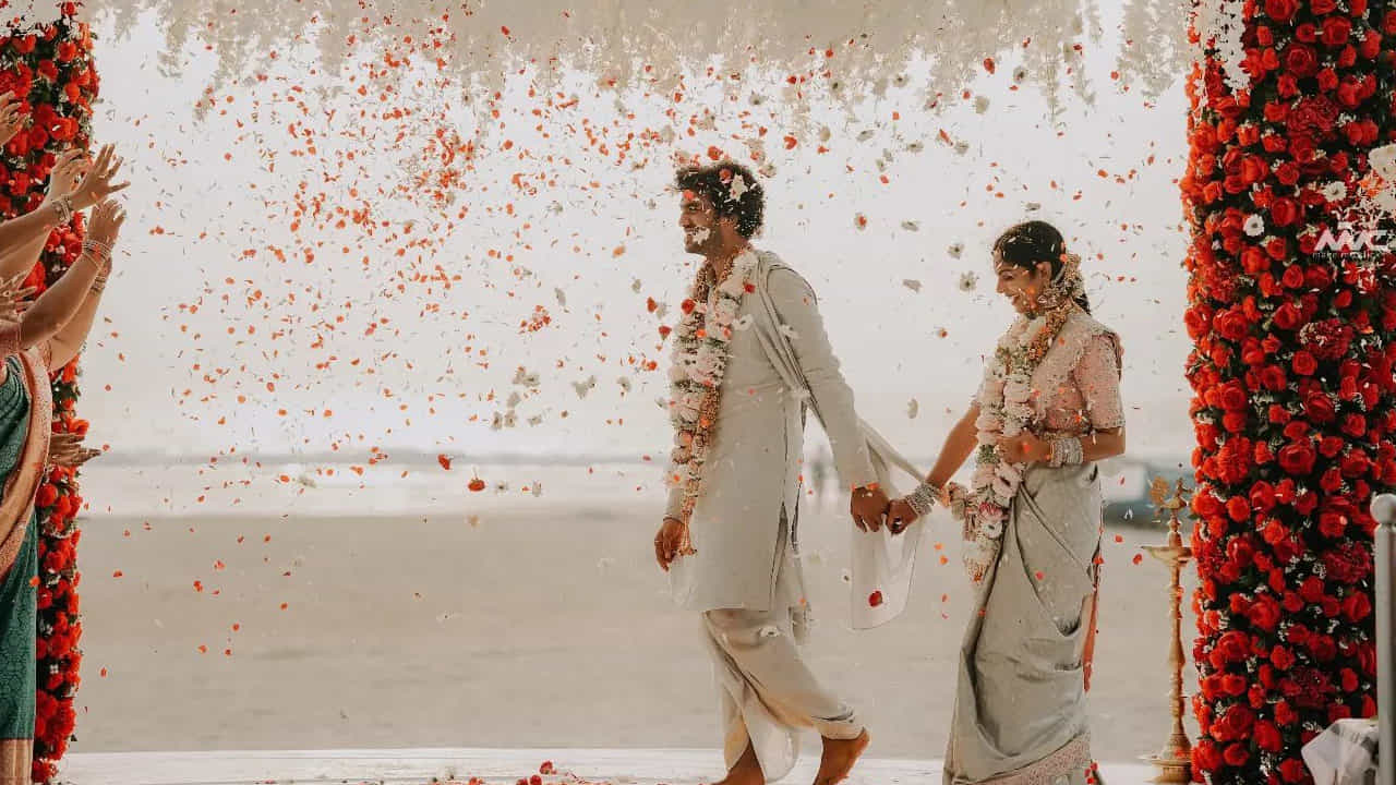 తాజాగా సోషల్ మీడియాలో మౌనికా రెడ్డి పెళ్లి ఫొటోలను పంచుకోగా అవికాస్తా వైరల్ అవుతున్నాయి. ఇందులో మౌనిక అండ్ సందీప్ ఎంతో క్యూట్గా ఉన్నారంటూ మేడ్ ఫర్ ఈచ్ అదర్ అంటూ పలువురు సెలబ్రిటీలు, నెటిజన్లు కామెంట్లు పెడుతున్నారు.
