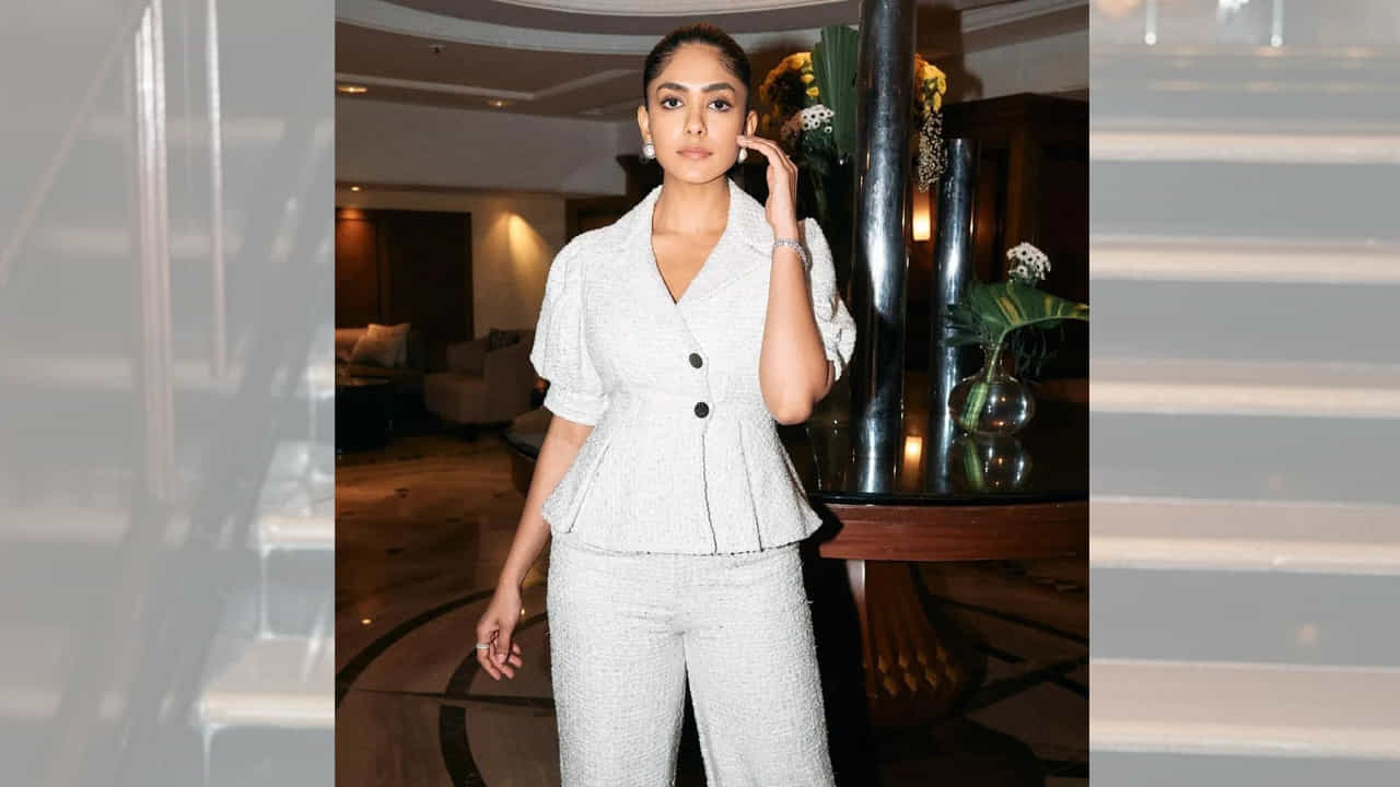 ఒక్క సినిమాతోనే సౌత్ ఆడియన్స్ మనసు దోచిన బాలీవుడ్ బ్యూటీ మృణాల్ ఠాకూర్. సీతారామమ్ సినిమాతో సూపర్ హిట్ అందుకున్న ఈ భామ.. తెలుగు ప్రేక్షకుల మోస్ట్ ఫేవరెట్ లిస్ట్లో చేరిపోయారు.ఈ అమ్మడి తాజా ఫొటోస్ చూస్తూ ఫ్యాన్స్ తెగ ఎంజాయ్ చేస్తున్నారు..