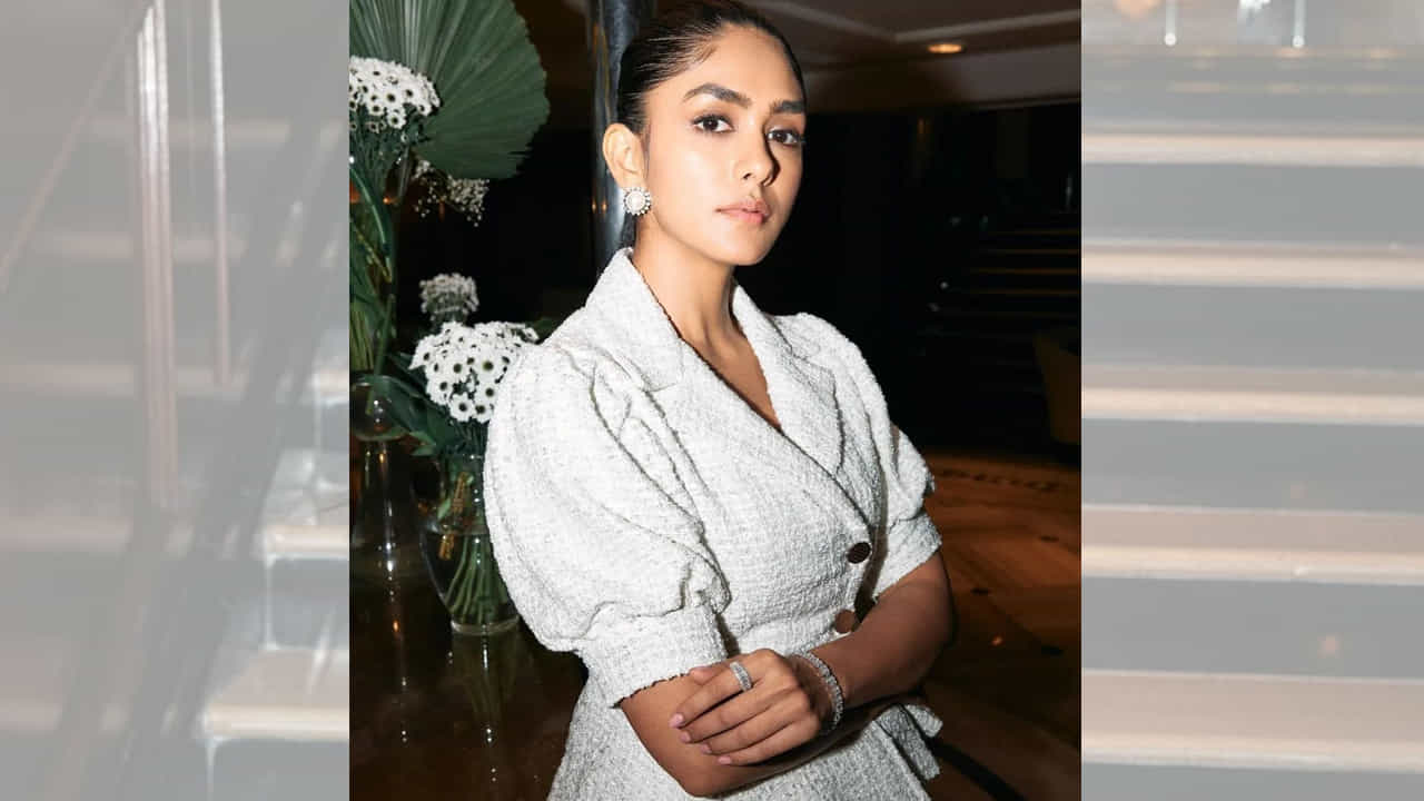 ఒక్క సినిమాతోనే సౌత్ ఆడియన్స్ మనసు దోచిన బాలీవుడ్ బ్యూటీ మృణాల్ ఠాకూర్. సీతారామమ్ సినిమాతో సూపర్ హిట్ అందుకున్న ఈ భామ.. తెలుగు ప్రేక్షకుల మోస్ట్ ఫేవరెట్ లిస్ట్లో చేరిపోయారు.ఈ అమ్మడి తాజా ఫొటోస్ చూస్తూ ఫ్యాన్స్ తెగ ఎంజాయ్ చేస్తున్నారు..