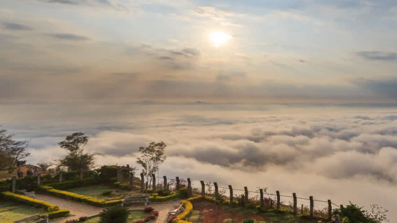 నంది హిల్స్, కర్ణాటక ( nandi hills karnataka )
ఈ ప్రాంతంలో మొదటి సూర్యోదయాన్ని చూస్తే ఆ ఫీలింగ్ మాటాల్లో చెప్పలేమని పర్యాటకుల అభిప్రాయం.