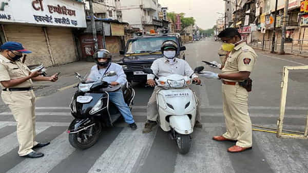 Helmet Rules: హెల్మెట్ రూల్ అమలుకు కొత్త నిర్ణయం.. ఫైన్ కట్టని వాహనదారులకు అక్కడ వింత శిక్షలు..