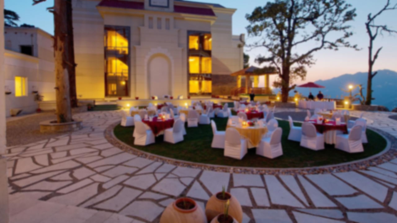 ముస్సూరీ - నూతన సంవత్సరాన్ని జరుపుకోవడానికి మీరు ముస్సూరీకి వెళ్లవచ్చు. ఈ ప్రదేశాలను సందర్శించేందుకు వేల సంఖ్యలో పర్యాటకులు వస్తుంటారు. లాల్ దిబ్బా, మాల్ రోడ్, కెంప్టీ ఫాల్, ముస్సోరీ లేక్ వంటి ప్రదేశాలలో మీరు నూతన సంవత్సరాన్ని జరుపుకోవచ్చు.