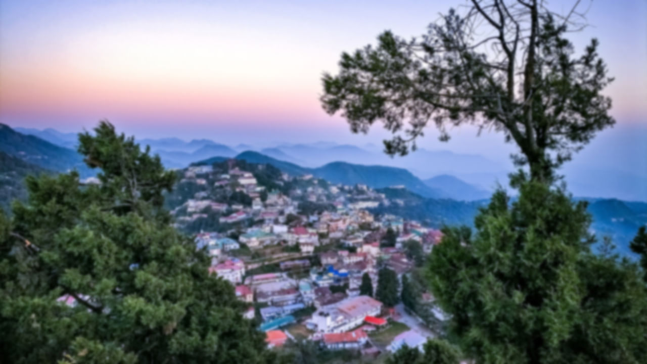 కొత్త సంవత్సరం ప్రారంభం కావడానికి కొన్ని రోజులు మాత్రమే మిగిలి ఉన్నాయి. కొత్త సంవత్సరాన్ని రకరకాలుగా ప్రజలు జరుపుకుంటారు. అయితే కొందరు కొత్త ప్లేస్ కు వెళ్లి తమ న్యూ ఇయర్ వేడుకలను జరుపుకోవలాని భావిస్తారు. అందుకు తగిన ప్లాన్స్ కూడా వేస్తారు. ఈ సందర్భంగా నూతన సంవత్సర వేడుకలను జరుపుకోవడానికి మీరు ఏ హిల్ స్టేషన్లను సందర్శించవచ్చో తెలుసుకుందాం.
